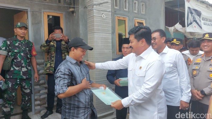 Menteri Agraria dan Tata Ruang/Kepala Badan Pertanahan Nasional (ATR/BPN) Hadi Tjahjanto kunjungan kerja ke sejumlah daerah dalam rangka penyerahan sertifikat tanah masyarakat. Menteri Agraria dan Tata Ruang/Kepala Badan Pertanahan Nasional (ATR/BPN) Hadi Tjahjanto kunjungan kerja ke sejumlah daerah dalam rangka penyerahan sertifikat tanah masyarakat.