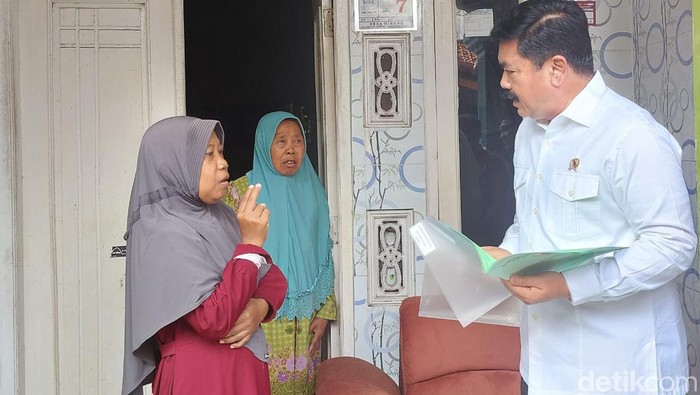 Menteri Agraria dan Tata Ruang/Kepala Badan Pertanahan Nasional (ATR/BPN) Hadi Tjahjanto kunjungan kerja ke sejumlah daerah dalam rangka penyerahan sertifikat tanah masyarakat.