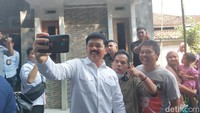 Hadi juga mengajak selfie warga di sela kunjungannya.