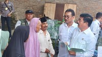 Di setiap rumah, Hadi bertanya kepada para pemilik rumah menyangkut kendala yang dihadapi selama mengajukan program PTSL dan memastikan tidak terjadi pungutan liar.