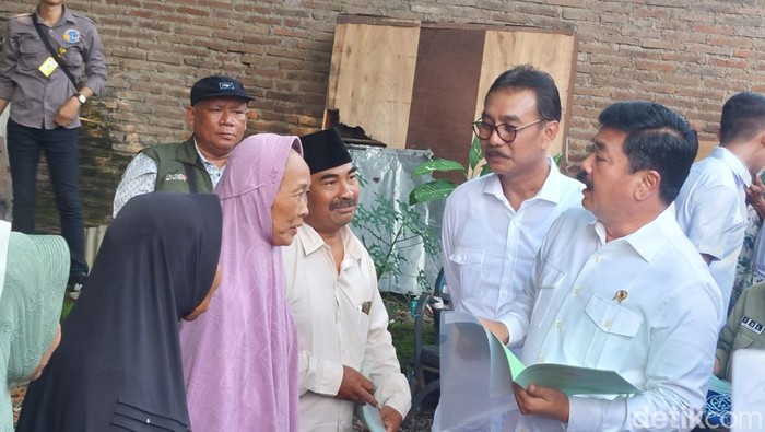 Menteri Agraria dan Tata Ruang/Kepala Badan Pertanahan Nasional (ATR/BPN) Hadi Tjahjanto kunjungan kerja ke sejumlah daerah dalam rangka penyerahan sertifikat tanah masyarakat.