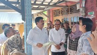 Saat tiba di lokasi, Hadi langsung disambut oleh pejabat daerah dan warga setempat.