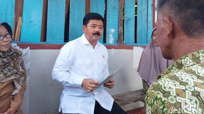 Pakai Hitam Putih, Ini Gaya Hadi Tjahjanto Blusukan dari Rumah ke Rumah