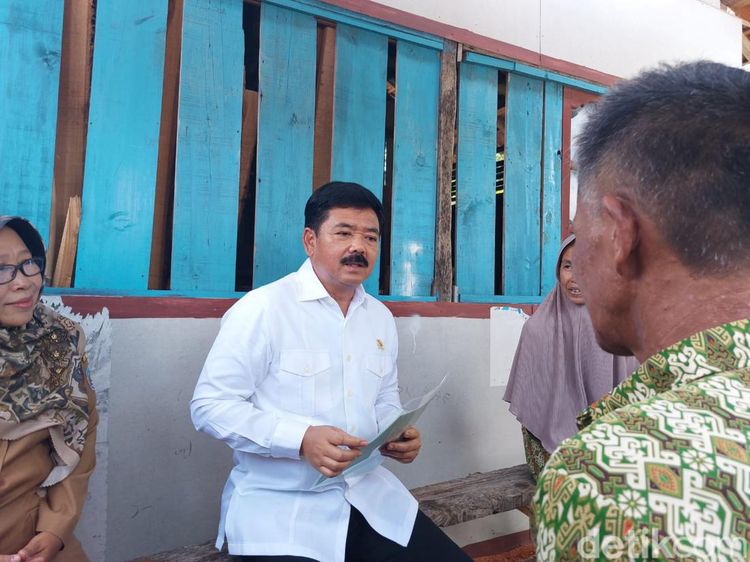 Pakai Hitam Putih, Ini Gaya Hadi Tjahjanto Blusukan dari Rumah ke Rumah