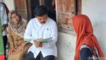 Pakai Hitam Putih, Ini Gaya Hadi Tjahjanto Blusukan dari Rumah ke Rumah
