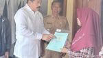 Pakai Hitam Putih, Ini Gaya Hadi Tjahjanto Blusukan dari Rumah ke Rumah
