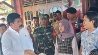Hadi juga mengunjungi satu per satu alias door to door ke kediaman warga dalam rangka penyerahan Sertifikat Hak Milik hasil Program Pendaftaran Tanah Sistematis Lengkap (PTSL).