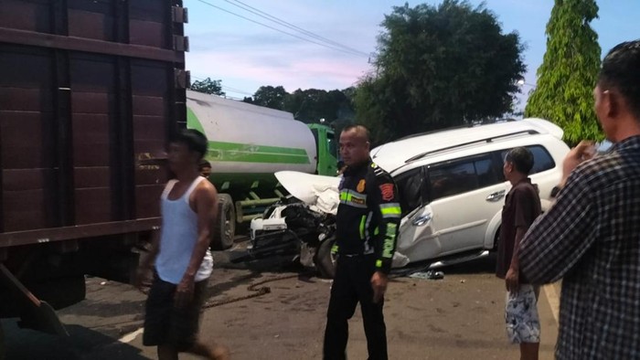 Mobil anggota DPRD Jambi yang menabrak truk sedang parkir dalam kondisi rusak parah