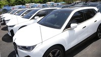 Unit baterai BMW iX xDrive40 memiliki kandungan energi (gross) lebih dari 70 kWh hasilkan jangkauan yang dihitung WLTP hingga 420 kilometer. Foto: Agung Pambudhy
