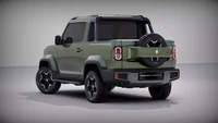 Mempertegas kesan maskulin, ban serep disematkan di pintu bak belakang. Oh iya, versi pikap ini juga tampak menggunakan spek ban semi offroad yang lebih besar, sehingga ground clearance-nya lebih tinggi. Disebutkan juga overhang belakangnya lebih panjang. Foto: Carscoops