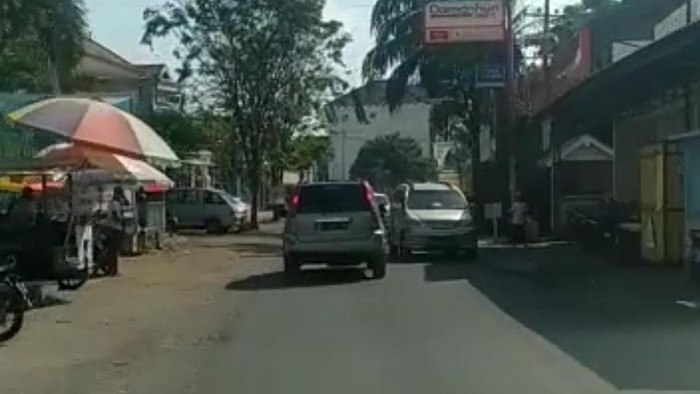 Mobil Nissan XTrail yang menghalangi ambulans di Probolinggo