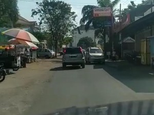 Viral Nissan X-Trail Halangi Ambulans Bawa Ibu Hamil di Probolinggo