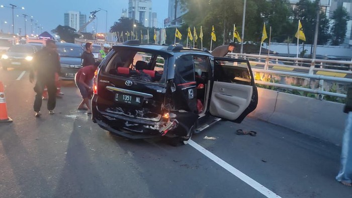 Mobil ringsek alami kecelakaan di Flyover Pancoran arah Cawang, Selasa (9/5/2023) pagi.