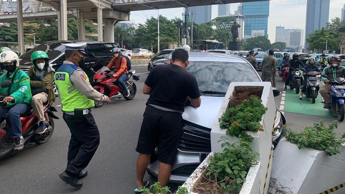Mobil tabrak pembatas jalur sepeda di Sudirman, Jakarta Pusat, Selasa (9/5/2023) pagi