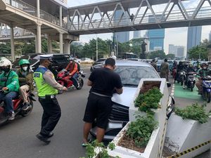 Kronologi Mobil Tabrak Pembatas Jalur Sepeda di Sudirman, Ini Penyebabnya