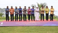 Menlu Malaysia Zambry Abdul Kadir, Menlu Filipina Enrique Manalo, SOM Leader Singapura Albert Chua, Menlu Thailand Don Pramudwinai, Menlu Vietnam Bui Thanh Son, Menlu RI Retno Marsudi, Menlu Laos Saleumxay Kommasith, SOM Leader Brunei Darussalam Johariah Wahab, Menlu Kamboja Prak Sokhonn, Menlu Timor Leste Adaljiza Magno, dan Sekjen ASEAN Kao Kim Hourn berfoto bersama pada ASEAN Foreign Minister Meeting (AMM) di Labuan Bajo, Manggarai Barat, NTT.