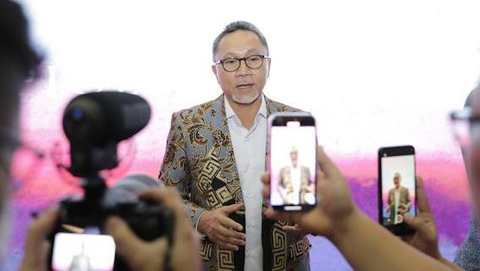 Mendag Zulhas menyambut resmi kedatangan Wakil PM Kerajaan Thailand, Don Pramudwinai di Bandara Komodo, Labuan Bajo, NTT.