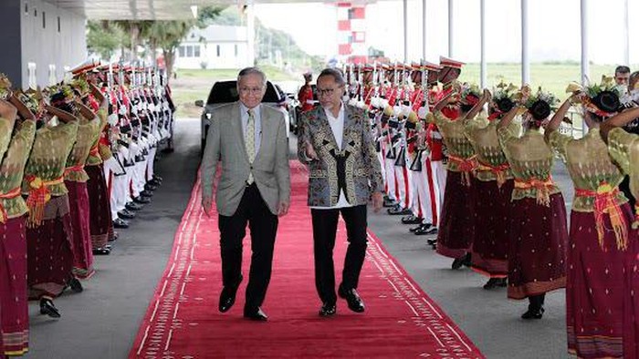 Mendag Zulhas menyambut resmi kedatangan Wakil PM Kerajaan Thailand, Don Pramudwinai di Bandara Komodo, Labuan Bajo, NTT.