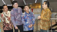 Direktur Penilaian PT Bursa Efek Indonesia I Gede Nyoman Yetna memberikan penjelasan kepada Komisaris Utama PT MPX Logistics International Tbk. (MPXL) Ye Hun Ki, Direktur Utama Wijaya Candera dan Direktur Susanto di sela-sela pencatatan perdana saham MPLX di Bursa Efek Indonesia, Jakarta, Selasa (9/5/2023).
