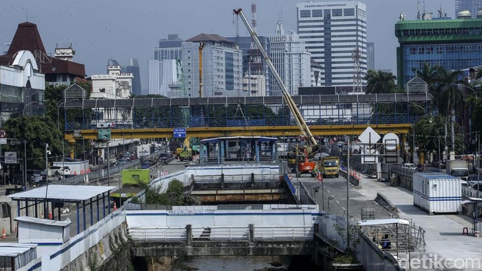 Proyek MRT Jakarta terus dikebut. Direktur Utama PT MRT Jakarta (Perseroda), Tuhiyat memastikan proyek MRT fase 2-4 tetap lanjut meski ibu kota pindah ke IKN Nusantara.