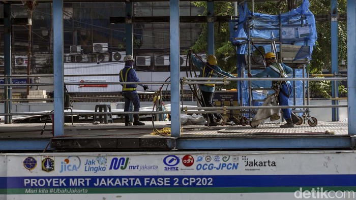 MRT Jakarta Terus Lanjut Meski Ibu Kota Pindah ke IKN Proyek MRT Jakarta terus dikebut. Direktur Utama PT MRT Jakarta (Perseroda), Tuhiyat memastikan proyek MRT fase 2-4 tetap lanjut meski ibu kota pindah ke IKN Nusantara.