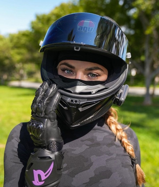 Dalam berbagai video, Nev tidak menunjukkan wajahnya. Tapi terlihat jelas bahwa ia adalah seorang wanita karena sering menggunakan busana ketat yang membentuk tubuh juga rambut panjang.Foto: Instagram/TikTok Nev