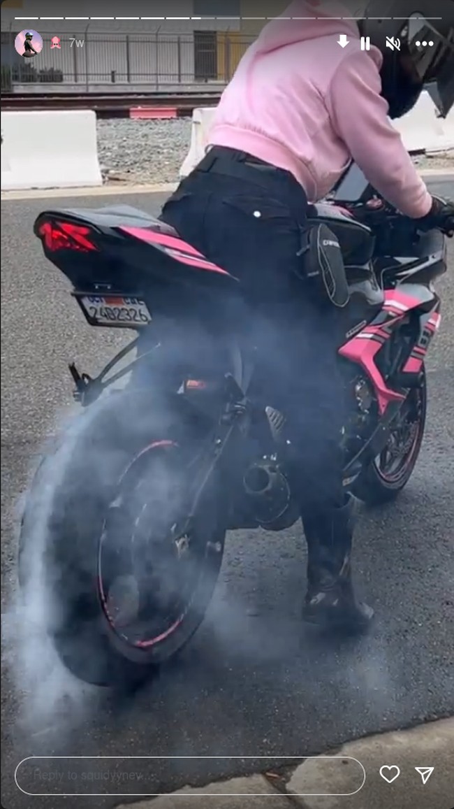 Sebagian menganggap ia kurang aman dalam berkendara apalagi pakaiannya terlalu minim.Foto: Instagram/TikTok Nev