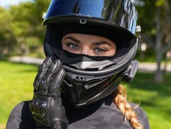 Biker Wanita Ini Viral di TikTok , Wajah di Balik Helmnya Bikin Terpana