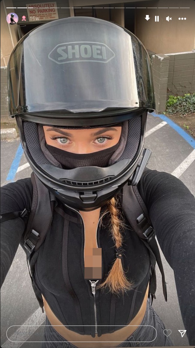 Seorang wanita yang dikenal sebagai Nev sering membagikan foto dan videonya dengan motor kesayangan. Bukan sembarang motor, ia memakai Kawasaki Ninja ZX-6R dan menunjukan kemampuan berkendara yang tidak biasa.Foto: Instagram/TikTok Nev