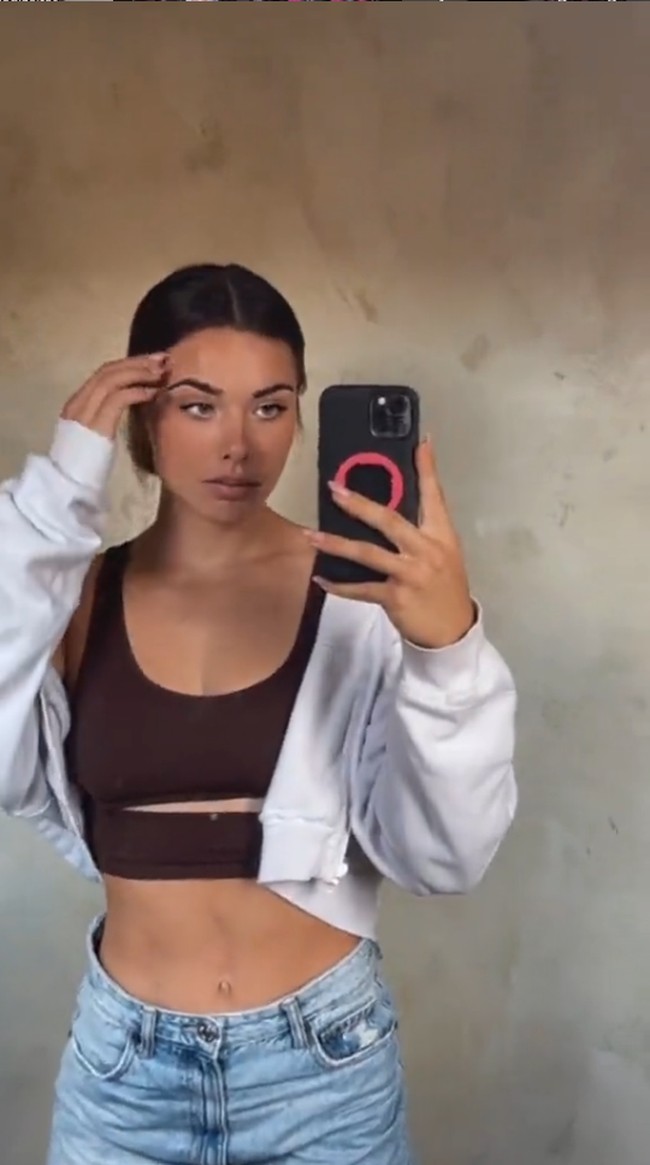 Melihat kemampuannya yang berkendara, banyak orang yang juga ingin dibonceng oleh Nev. Tak hanya pria, wanita pun mengaguminya dan ingin ikut motoran bersama. Aku tidak mengerti tren BikeTok ini tapi aku dan suamiku suka berkendara,Foto: Instagram/TikTok Nev