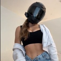 FMeski berhasil menjadi perhatian karena kemampuan menyetir dan pesona cantiknya, beberapa mengkhawatirkan keamanan Nev. oto: Instagram/TikTok Nev