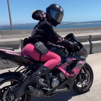 Ia pun menambah sentuhan feminin dengan menambah aksen pink pada motor.Foto: Instagram/TikTok Nev