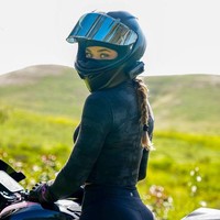 Wanita asal AS itu menunjukkan kebolahan mengendarai motor sport yang membuat banyak orang terkagum sekaligus khawatir. Kemampuannya ngebut pun didukung dengan penampilann cantik yang semakin membuatnya jadi perhatian.Foto: Instagram/TikTok Nev