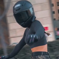 Tidak pakai jaket, tidak pakai celana, tidak pakai sepatu, kamu cantik tapi hati-hati jangan jatuh, Tolong berkendara dengan pakaian yang bisa melindungi. Tolong hargai diri sendiri, tulis yang lain.Foto: Instagram/TikTok Nev