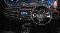 Ada pula New Sporty Dashboard Panel Pattern, New One Push Ignition System, New Sporty Meter Cluster with Multi Information LCD Display, serta New Illumination Light pada bagian tuas transmisi serta Audio Steering Switch. Foto: Dok. Honda Prospect Motor (HPM)