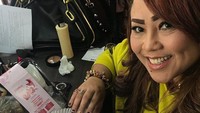 Nunung seringkali mendapat kiriman makanan enak untuk disantap di lokasi shooting. Termasuk olahan kepiting yang lezat dengan saus pelengkapnya yang membuat ketagihan. Foto: Instagram/nunung63.official