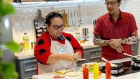Sebagai seorang ibu, Nunung juga handal memasak. Ia pernah ditantang untuk memasak oleh Andre Taulani dan melaksanakannya dengan baik. Foto: Instagram/nunung63.official
