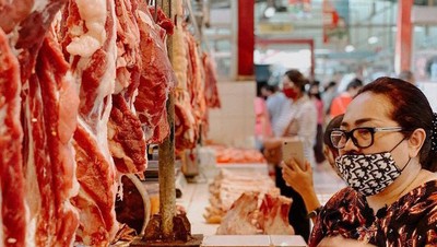 Momen Keluarga Nunung Saat Makan Bersama dan Belanja ke Pasar