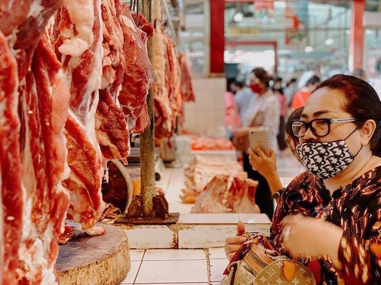 Momen Keluarga Nunung Saat Makan Bersama dan Belanja ke Pasar