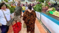 Saat berada di pasar, Nunung juga seolah mengenal seluruh posisi pedagang dengan baik. Kakinya bergerak lincah mencari semua kebutuhan makanan yang diperlukan. Foto: Instagram/nunung63.official
