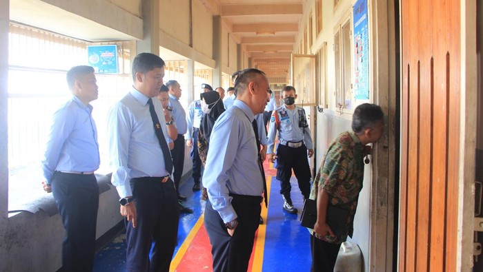 Ombudsman Jabar saat mengunjungi Rutan Bandung