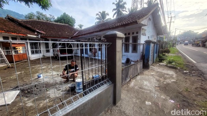 Pagar rumah kontrakan warga yang dihantam mobil pada Kamis (4/5/2023) sudah diperbaiki