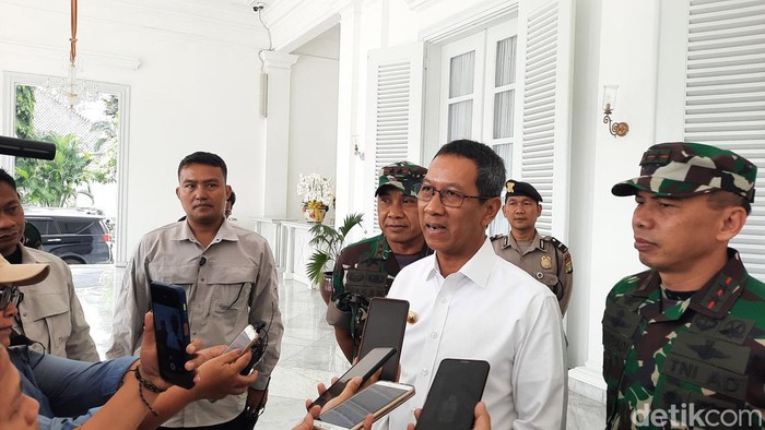 Pangdam Jaya Mayjen Mohammad Hasan dan Danjen Kopassus Mayjen Deddy Suryadi mengunjungi Balai Kota DKI Jakarta. ( Annisa Aulia Rahim/detikcom)