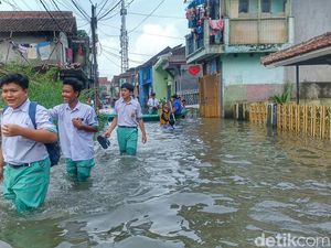 Perjuangan Pelajar Dayeuhkolot Tembus Banjir Demi Bisa ke Sekolah