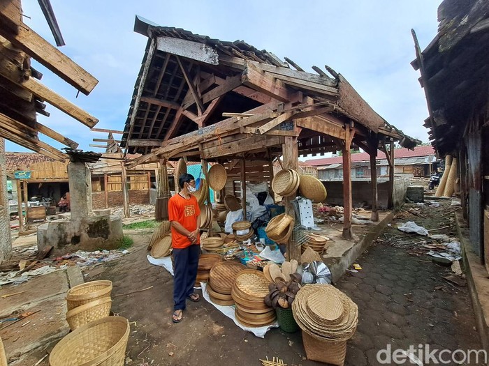 Pedagang masih berjualan di Pasar Ngadirojo, Wonogiri, yang sudah dibongkar untuk revitalisasi, Selasa (9/5/2023).