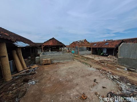 Pedagang masih berjualan di Pasar Ngadirojo, Wonogiri, yang sudah dibongkar untuk revitalisasi, Selasa (9/5/2023).
