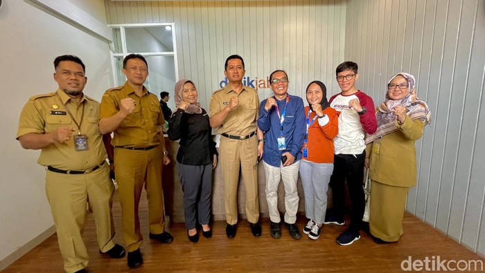 Pelaksana harian (Plh) Wali Kota Bandung Ema Sumarna Selasa (9/5/2023) siang ini melakukan kunjungan ke kantor detikcom regional Jawa Barat.