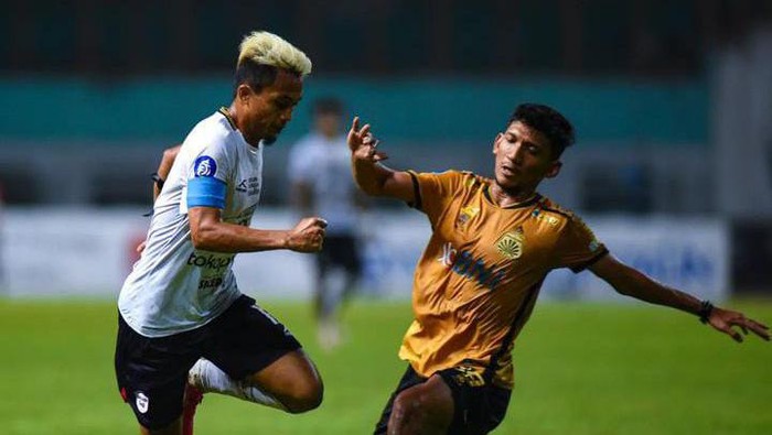 Pemain Rans Nusantara FC Kurniawan Karman saat menghadapi Bhayangkara FC.