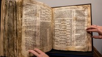 Lembaran Alkitab ini dikabarkan berusia sekitar 1.000 tahun. Wah! Foto: Getty Images/Alexi Rosenfeld