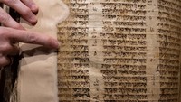 Lembaran Alkitab ini tengah dipamerkan di pameran The Codex Sassoon selama pratinjau pers di Sothebys pada 8 Mei 2023 di New York. Foto: Getty Images/Alexi Rosenfeld